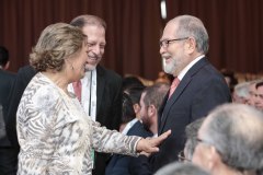Pilar González de Frutos, presidenta del FIDES habla con Eduardo Montenegro, presidente de ASES y con José Ricardo Perdomo, Superintendente del Sistema Financiero de El Salvador.